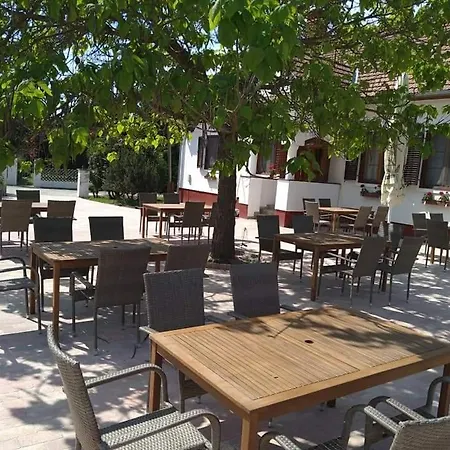 Alojamento de Acomodação e Pequeno-almoço Noble's Panzió és étterem