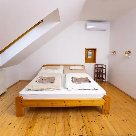 Alojamento de Acomodação e Pequeno-almoço Noble's Panzió és étterem 3*