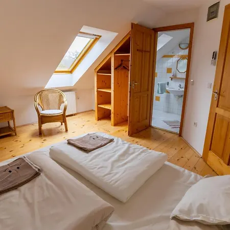 Alojamento de Acomodação e Pequeno-almoço Noble's Panzió és étterem