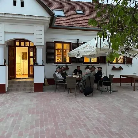 Nocleg ze śniadaniem Noble's Panzio Es Etterem 3*
