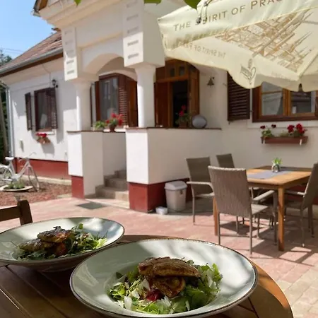 Alojamento de Acomodação e Pequeno-almoço Noble's Panzió és étterem 3*