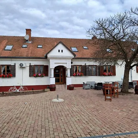 Noble's Vendeghaz Bed & Breakfast Nemesnep